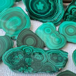 Spécimen minéral vert brut de petite taille 30-600g Pierre à énergie polie de poche Pierre de palmier naturelle Tranches de malachite - Product Image 3