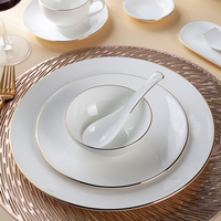 Service d'assiettes de luxe en porcelaine fine blanche avec bordure dorée pour banquets de mariage, restaurants et hôtels