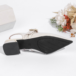 <span class=keywords><strong>Sandalias</strong></span> de tacón bajo de 3 cm con punta en pico, correa cruzada y hebilla ovalada dorada de PU charol blanco, estilo coreano Xuanhui, últimas tendencias para mujer - Product Image 6