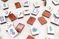 Ensemble de tuiles de mahjong américaines en acrylique gravées avec un motif de grue en origami bleu sur bois de luxe personnalisé, avec tapis, supports et cadeaux de table
