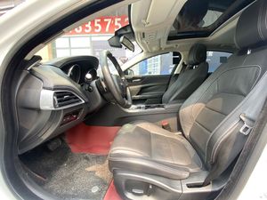 <span class=keywords><strong>Jaguar</strong></span> XEL 2.0T Turbo essence d'occasion, voiture de luxe de taille moyenne, couleur blanche - Product Image 2