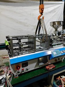 เครื่องฉีดพลาสติกขนาดเล็ก IPM15T แบบสัมผัสด้วยมือ อัตโนมัติ ตั้งโต๊ะ รุ่นใหม่ ดีไซน์ทันสมัย IPM15t Mini Injection Mol - Product Image 4