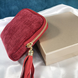 Sac fourre-tout géométrique noir moderne avec deux poignées et des accessoires dorés, pratique pour un usage quotidien - Product Image 4