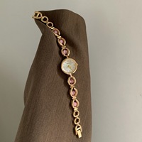 Montre femme esthétique chinoise rétro, milieu de siècle, cadran rond, chaîne dorée incrustée perles multicolores, quartz