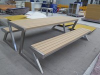 Table de pique-nique moderne d'extérieur avec bancs, plateau à lattes, structure métallique géométrique, mobilier de jardin, patio, parc
