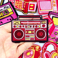 Patch thermocollant rétro en forme de cassette audio, brodé, écologique, rose, motif console de jeu, radio et musique Y2K, pour veste en jean