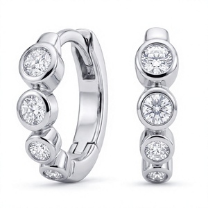 Boucles d'oreilles créoles classiques pour femme, plaquées or 18K 14K, serties de diamants ronds brillants gradués, pour un usage quotidien - Product Image 1