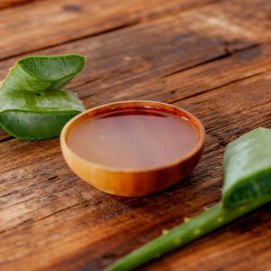 Extracto líquido de aloe vera natural directo de fábrica, transparente, para aplicaciones cosméticas multifuncionales y versátiles. - Product Image 1