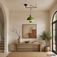 Suspension dôme à bras latéral, coque lisse sur capot lumineux, pour tables à manger et coins d'hôtel
