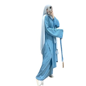 J-236 Ropa Islámica Modesta Clásica y Sencilla para Mujer, Talla XXL Conjunto de 2 piezas: Abaya plisada a rayas y faldas oversize con aberturas laterales - Product Image 3