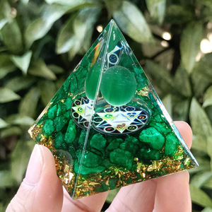 Pyramide en résine époxy avec galets de cristal, œil de chat vert, hexagone, décoration d'aquarium, ornement de bureau, cadeau - Product Image 4