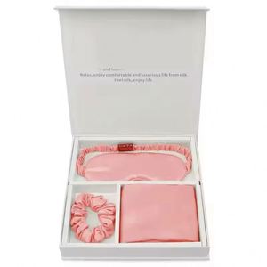 Ensemble de voyage personnalisé avec logo imprimé : Masque de nuit 100 % soie de mûrier, chouchou et taie d'oreiller en soie - Product Image 3