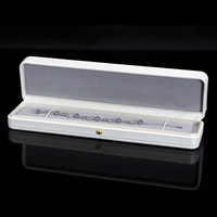 Boîte d'emballage cadeau en gros pour bagues, boucles d'oreilles, pendentifs et bracelets, en stock, en cuir PU blanc avec fermoir métallique doré