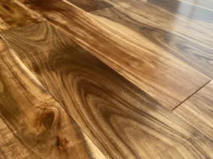 Colore moderno liscio impermeabile pieno pavimento in legno massello noce asiatica con alta qualità
