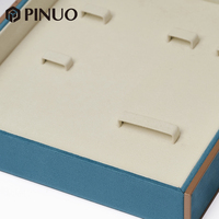 PINUO Luxus-Schmuckgeschenkbox Blaue Wildleder-Schmuckbox im Buchstil mit Roségold-Metallkante Fünf Ringfächer Präsentationstablett Individuell Anpassbar