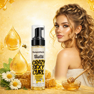 Mousse coiffante à tenue forte avec du miel pour la définition des boucles, des cheveux ondulés et des cheveux crépus, fini lisse et brillance naturelle - Product Image 1