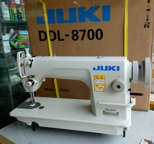 Machine à coudre industrielle à point noué à lit plat DDL-8700 d'occasion, simple aiguille, manuelle, haute vitesse, facile à utiliser, état quasi neuf (95%) - Product Image 1