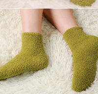Chaussettes de couchage en peluche moelleuses pour femmes Chaussettes mi-mollet de couleur bonbon pour l'hiver
