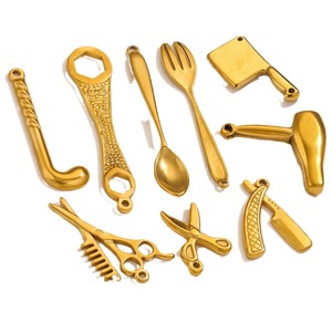 Pendentif breloque outil en acier inoxydable plaqué or PVD 18K - Marteau, hache, couteau, ciseaux pour la fabrication de bijoux DIY |   Imperméable et hypoallergénique - Product Image 5