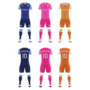 เสื้อฟุตบอลย้อนยุคเสื้อ100% โพลีเอสเตอร์ออกแบบได้ตามต้องการโลโก้ทีมและจำนวนเสื้อสั้นระบายอากาศได้ดีสำหรับทุกเพศ - Product Image 4