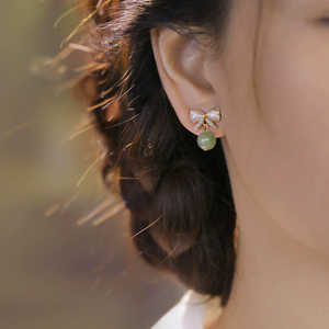 Pendientes de Perlas Naturales WENCHI con Forma de Lazo: Accesorio Elegante y Chic - Product Image 4