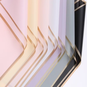 Papel de Envolver Floral Clásico Translúcido con Superficie Opaca, Película de Plástico PE OPP Desechable, Impermeable, con Borde Dorado Rosa para Floristería - Product Image 4