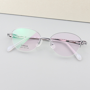 Monture <span class=keywords><strong>de</strong></span> <span class=keywords><strong>lunettes</strong></span> en titane pur pour femmes 10010 – Tendance et élégante, pour myopie – Vente en gros directement du fabricant - Product Image 3