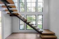 Moderne Gerade Stahlkonstruktion Schwebende Treppe, Glasgeländer, Massivholzstufen, Minimalistisches Design Luxus-Villa Innentreppe