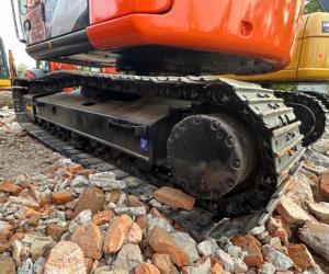 Excavatrice sur chenilles Hitachi ZX135 de 13,5 tonnes d'occasion, d'origine japonaise, faible nombre d'heures de fonctionnement, système hydraulique d'origine, pour la construction - Product Image 5