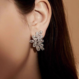 Boucles d'oreilles à clous en forme de fleur pour femmes, design floral élégant, boucles d'oreilles stylisées adaptées aux robes, aux fêtes et aux cadeaux - Product Image 2