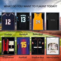 Vitrine murale en acrylique sur mesure pour maillot de sport avec protection UV, cadenas et tableau d'affichage