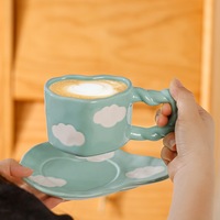 Ensembles de tasses et soucoupes en céramique nuage peintes à la main, avec poignée torsadée et bordure en forme de cœur, mugs à café de couple à motif dessin animé, vente en gros