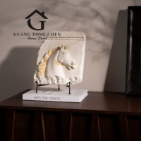Sculpture en résine et métal en forme de tête de cheval, design moderne et simple, plaque décorative faite à la main, or crème, ornement mural ou de table