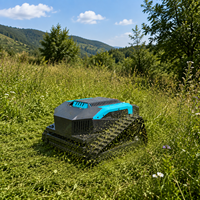 Robot tondeuse professionnel télécommandé sur chenilles, haute performance, avec moteur intégré pour la coupe de l'herbe sauvage en bord de route