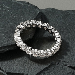 Venta al por mayor de joyería: Anillo de eternidad clásico unisex de moissanita completa VVS GRA de 1.2 ct con engaste de bisel de fuegos artificiales y corte redondo, chapado en oro de 14K. - Product Image 3