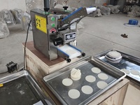 Machine automatique pour la fabrication de pâtes à pain arabe, à pizza, à tortillas, à roti, à chapati, à dumplings, à samosas, à gyozas et à wontons