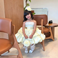 Jupe bouffante en satin à volants en tulle pour filles avec boucle dorée à la taille et bandeau fleuri assorti – Costume de princesse pour fête d'anniversaire