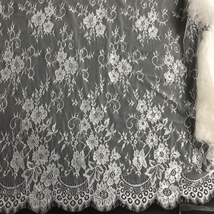 Tessuto in Pizzo Chantilly di Buona Qualità con Bordo Cigliato LT20492 di Fancy Factory - Product Image 3