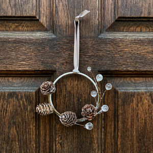 Corona rústica de metal con piñas y cuentas transparentes, coronas decorativas navideñas hechas a mano, sin iluminación - Product Image 6