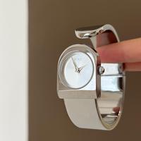 Montre Femme Quartz Rétro Luxe Léger, Montre Bracelet Clochette Dorée, Montre Femme Tendance Personnalité Simple et Élégante