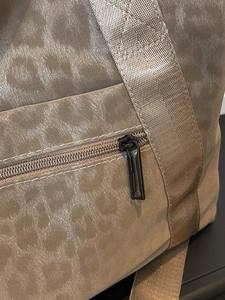 กระเป๋าเดินทางกีฬาแฟชั่นอเนกประสงค์ขนาดใหญ่แบบกำหนดเอง กระเป๋าสะพายข้างเดียวสำหรับผู้หญิง พร้อมโลโก้สั่งทำ - Product Image 2