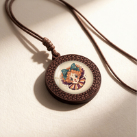 Collier en bois personnalisable de style vintage, représentant un clown de cirque, avec cordon réglable.