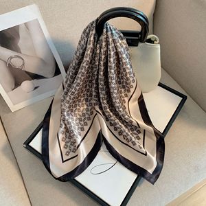 Pañuelo Cuadrado Elegante de Seda Real con Rayas Geométricas para Mujer, Primavera-Verano, Regalo de Alta Gama, Venta al Por Mayor - Product Image 6