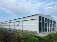 Bâtiment d'élevage moderne en structure métallique à grande portée, pour volailles et porcs