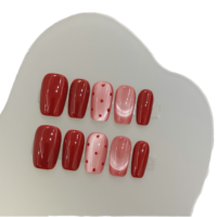 Vernis à ongles rouge haut de gamme à motif œil-de-chat qui sublime le teint et présente un design simple et court.