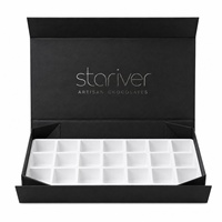 Boîte cadeau pliable magnétique noire mate personnalisée avec plateau à grille blanche et logo en feuille d'argent pour chocolats, emballage alimentaire