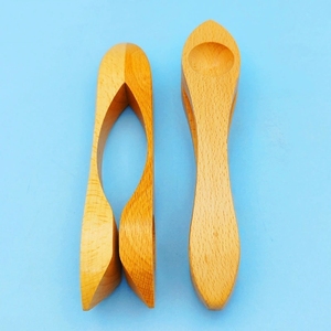 Vente en gros : Instrument de percussion Orff en bois de hêtre, claquettes à main en forme de cuillère, shaker rythmique en bois pour enfants - Product Image 4