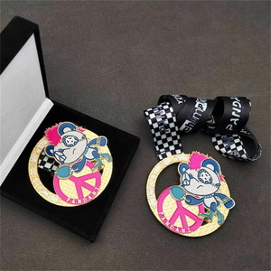 Médaille Premium Panda <span class=keywords><strong>Ping</strong></span> <span class=keywords><strong>Pong</strong></span> 3D découpée, multicolore, en émail souple, plaquée or, en alliage <span class=keywords><strong>de</strong></span> zinc, avec cordon à carreaux - Product Image 1