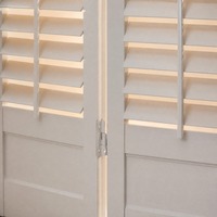 Porte pliante en bois massif sur mesure OEM avec panneau supérieur à persiennes, volet réglable, pour projets de villas et d'hôtels