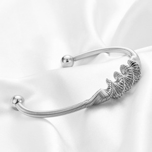 Brazalete abierto de acero inoxidable europeo americano de 4 mm con rosca, brazalete de acero titanio chapado en oro de 18 quilates para mujer, joyería de moda para regalo. - Product Image 4